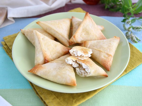 Рецепт Самусы с козьим сыром и медом