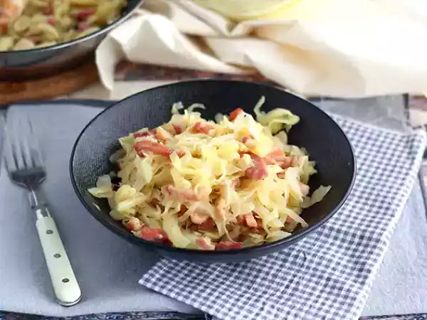Рецепт Белокочанная капуста с беконом