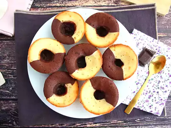 Рецепт Шоколадно-ванильный торт с двойным вкусом и шоколадным центром