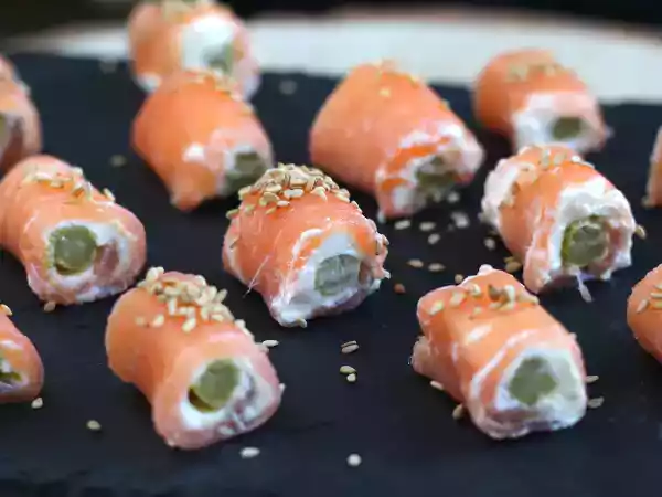 Рецепт Рулетики из лосося с козьим сыром и спаржей
