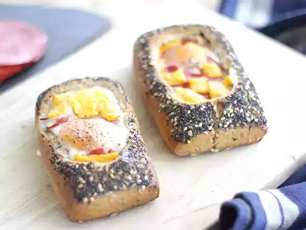 Рецепт Яичные лодочки с чоризо и сыром