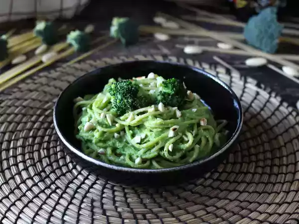 Рецепт Сливочная паста с брокколи и миндалем: простое в приготовлении и вкусное блюдо