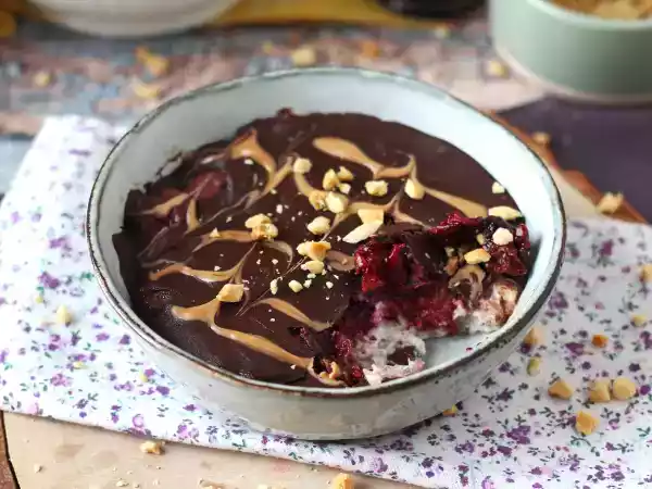 Рецепт Овсяные хлопья на ночь с красными фруктами и шоколадом - полезный и сытный завтрак!