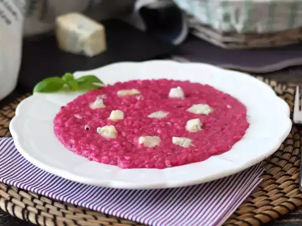 Рецепт Ризотто со свеклой и горгонзолой: взрыв цвета и насыщенного вкуса
