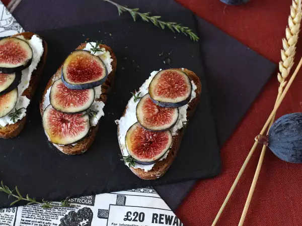 Рецепт Tartines de figues, fromage de chèvre frais, miel et romarin
