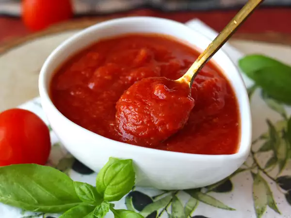 Рецепт Сырой томатный соус с насыщенным вкусом, идеально подходящий для начинки пиццы или пинсы.