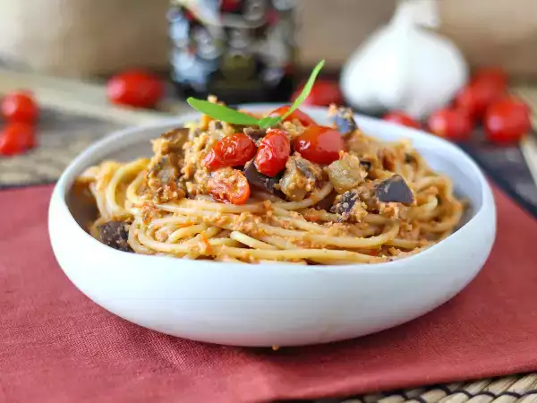 Рецепт Паста с баклажанным кремом и помидорами черри: простой и вкусный рецепт