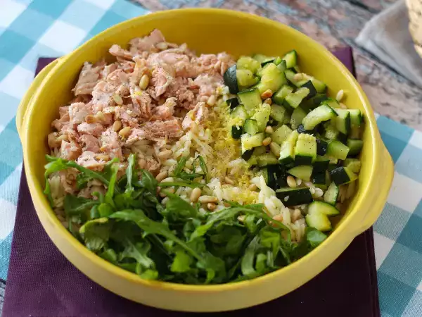 Рецепт Салат из макарон орзо с лососем и кабачками