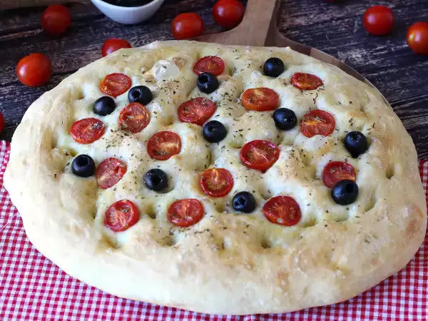 Рецепт Пышная и мягкая фокачча с помидорами черри, оливками и орегано