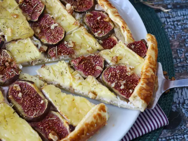 Рецепт Тонкий пирог с инжиром, бри и грецкими орехами