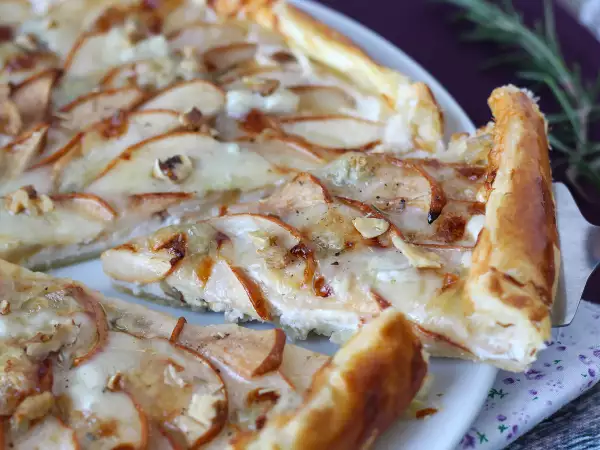 Рецепт Пирог с грушей, горгонзолой и грецкими орехами: неотразимое сочетание сладкого и солёного