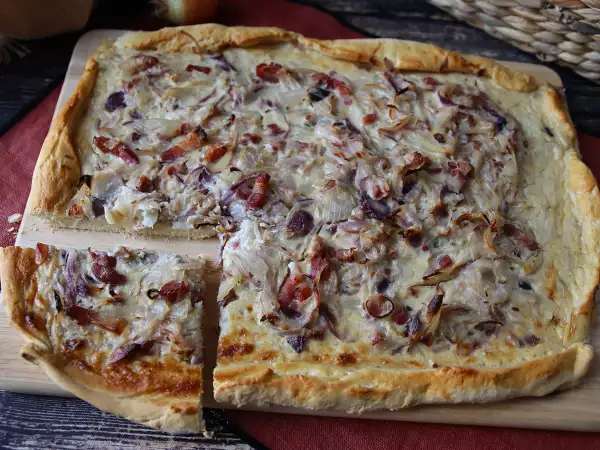 Рецепт Zwiebelkuchen: немецкий пирог с нежным луком и кусочками бекона