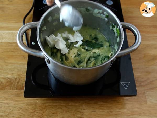 Паста со шпинатом, козьим сыром и курицей в одной кастрюле - Подготовка этап 4
