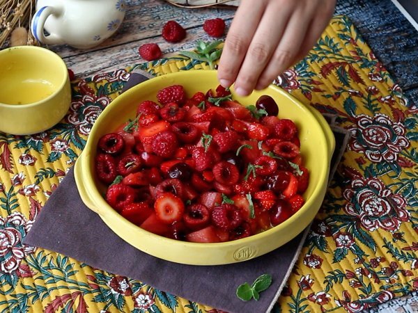 Салат из красных фруктов: клубники, малины, вишни и арбуза - идеальный вариант для лета! - Подготовка этап 5