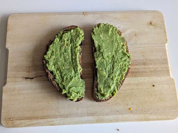 Тост из авокадо с манго и лаймом: свежий, быстрый и вкусный рецепт - Подготовка этап 3