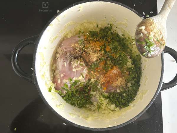 Традиционная марокканская выпечка из кирпичного теста с курицей и специями - Подготовка этап 3