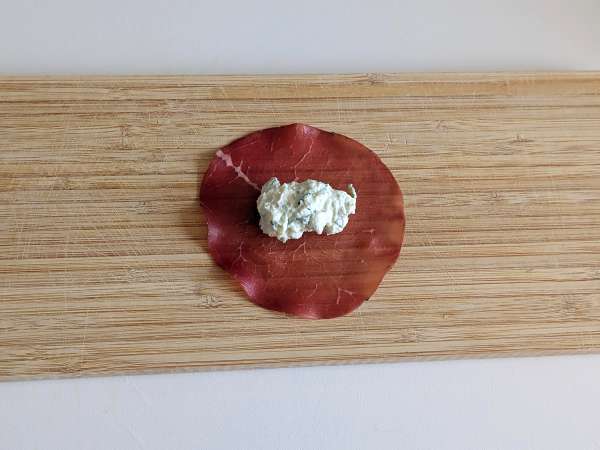 Тортеллони из брезаолы, фаршированные рукколой и сыром рикотта: вкусно и готово за 10 минут! - Подготовка этап 4