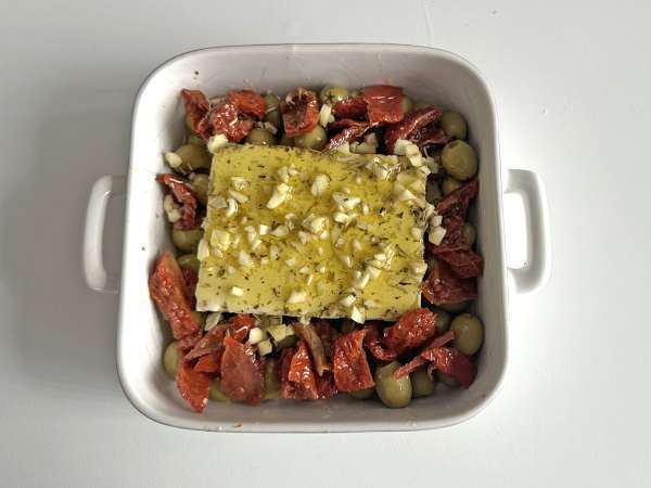 Запеченная фета с вялеными помидорами и оливками, средиземноморский стиль - Подготовка этап 3