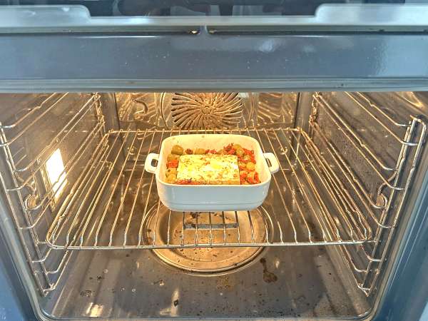 Запеченная фета с вялеными помидорами и оливками, средиземноморский стиль - Подготовка этап 4
