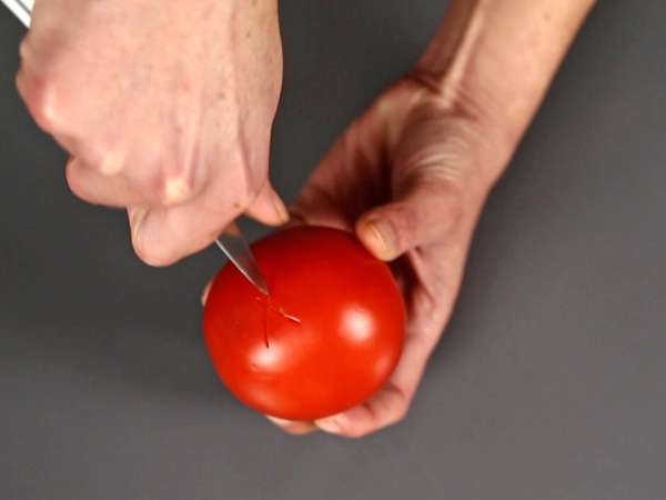 Сырой томатный соус с насыщенным вкусом, идеально подходящий для начинки пиццы или пинсы. - Подготовка этап 1