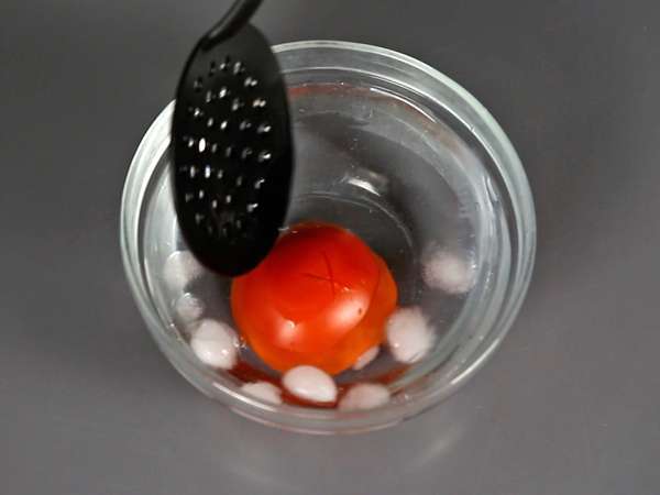 Сырой томатный соус с насыщенным вкусом, идеально подходящий для начинки пиццы или пинсы. - Подготовка этап 2