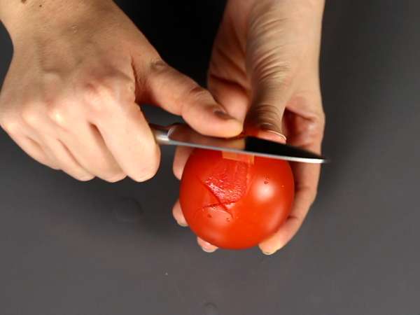 Сырой томатный соус с насыщенным вкусом, идеально подходящий для начинки пиццы или пинсы. - Подготовка этап 3