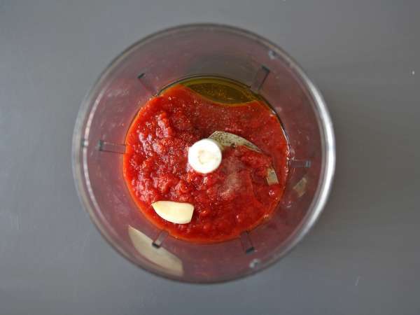 Сырой томатный соус с насыщенным вкусом, идеально подходящий для начинки пиццы или пинсы. - Подготовка этап 4