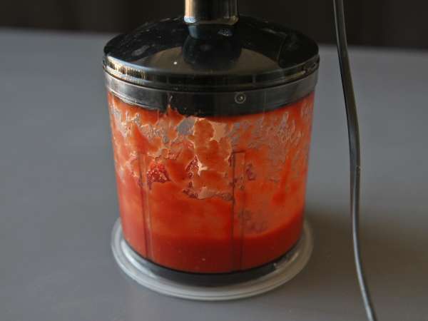 Сырой томатный соус с насыщенным вкусом, идеально подходящий для начинки пиццы или пинсы. - Подготовка этап 5