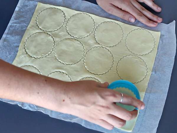 Пирожки на Хэллоуин с грибами и сыром с чесноком и травами - Подготовка этап 1