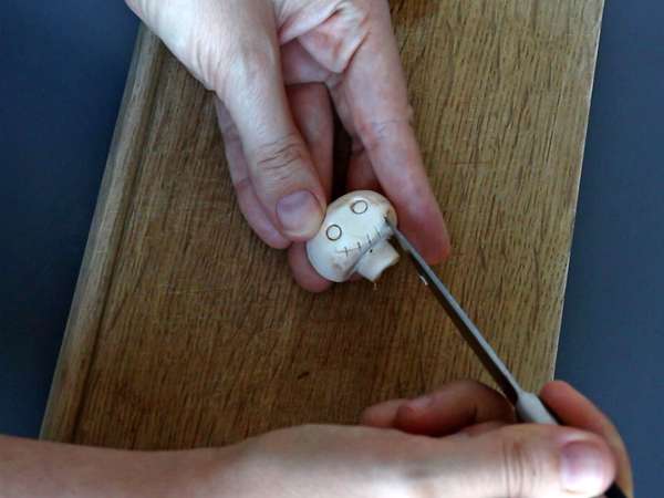 Пирожки на Хэллоуин с грибами и сыром с чесноком и травами - Подготовка этап 4