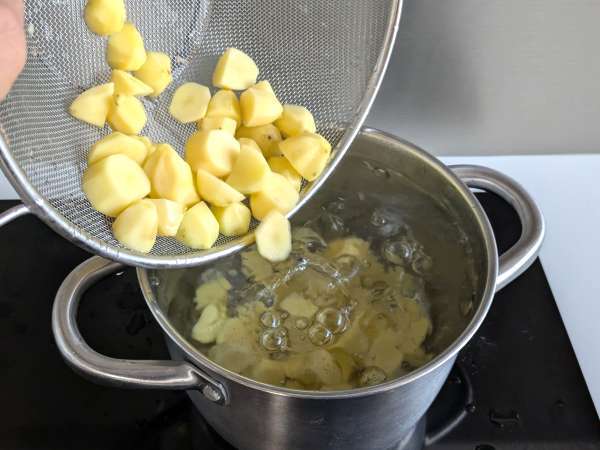 Запеченный со сливками картофель cacio e pepe: простой гарнир, который сводит всех с ума! - Подготовка этап 2