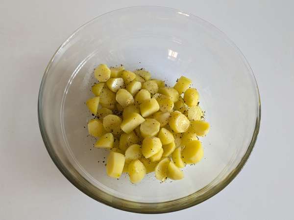 Запеченный со сливками картофель cacio e pepe: простой гарнир, который сводит всех с ума! - Подготовка этап 4