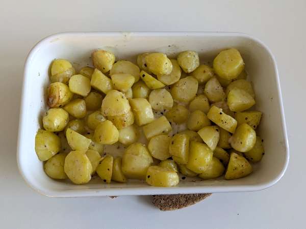 Запеченный со сливками картофель cacio e pepe: простой гарнир, который сводит всех с ума! - Подготовка этап 7