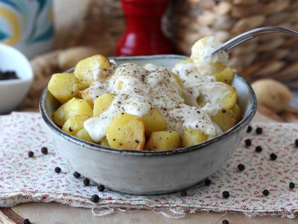Запеченный со сливками картофель cacio e pepe: простой гарнир, который сводит всех с ума! - Подготовка этап 8