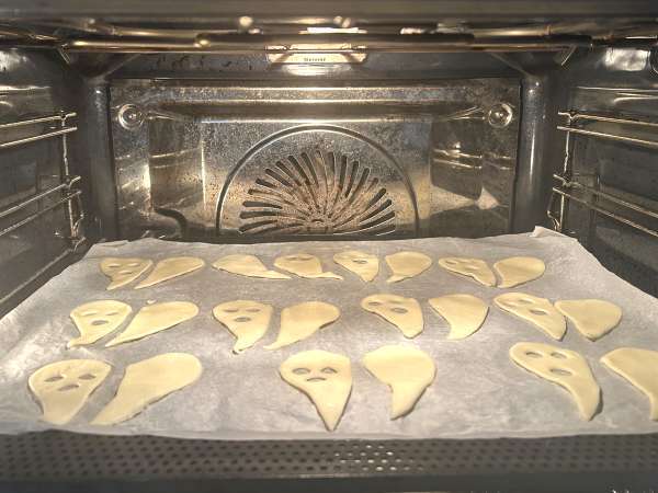 Печенье с привидениями: самый простой и забавный рецепт на Хэллоуин, который можно приготовить вместе с детьми - Подготовка этап 4