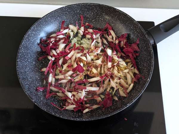 Сливочная паста с радиккио, хрустящим беконом и грецкими орехами: быстрый и неотразимый рецепт - Подготовка этап 2