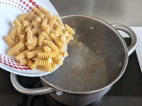 Сливочная паста с радиккио, хрустящим беконом и грецкими орехами: быстрый и неотразимый рецепт - Подготовка этап 3