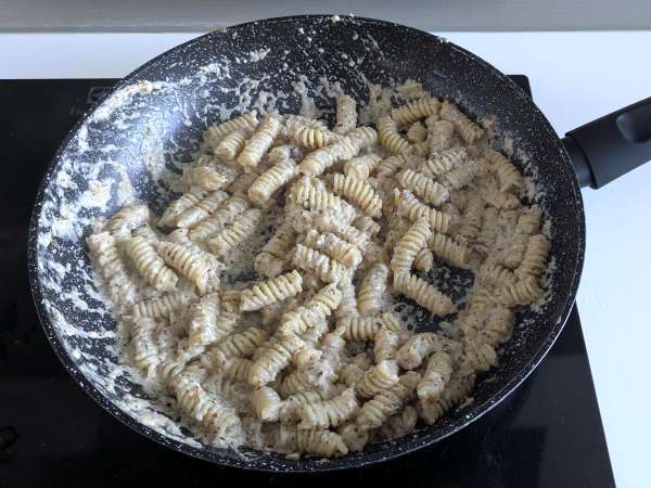 Сливочная паста с радиккио, хрустящим беконом и грецкими орехами: быстрый и неотразимый рецепт - Подготовка этап 6