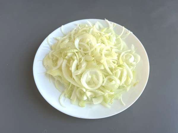 Луковое конфи: простое, элегантное и идеальное сочетание с мясом и сыром - Подготовка этап 1