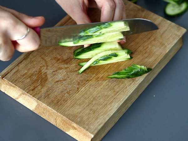 Разноцветный салат с рисовой вермишелью и креветками и острым арахисовым соусом - Подготовка этап 1