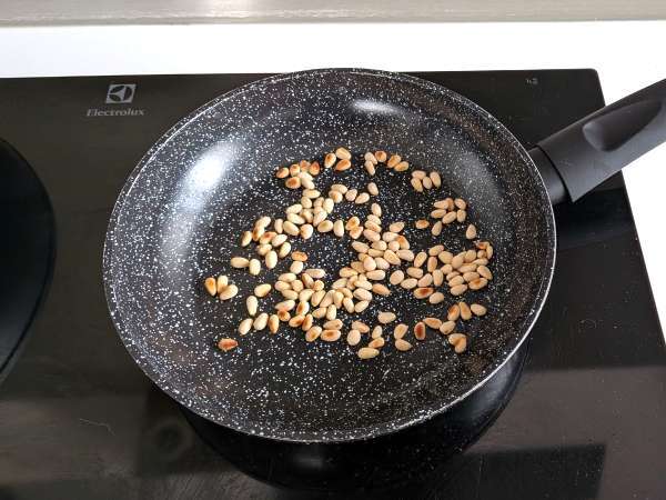 Спагетти с помидорами черри и кедровыми орешками: сливочный и ароматный рецепт - Подготовка этап 5