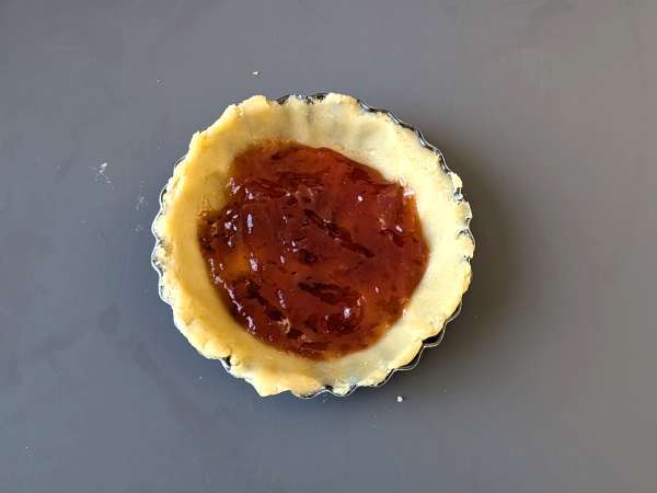 Пирожные на День святого Валентина с клубничным джемом: романтические домашние угощения - Подготовка этап 4