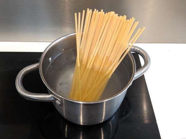 Паста с замороженными кальмарами и помидорами черри: простой и вкусный рецепт - Подготовка этап 5