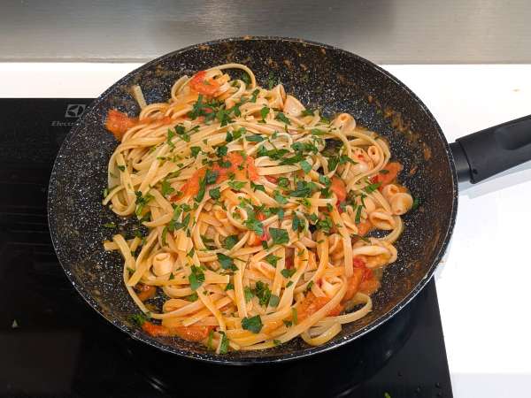 Паста с замороженными кальмарами и помидорами черри: простой и вкусный рецепт - Подготовка этап 6