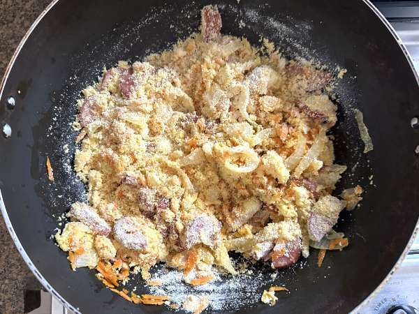 Золотистая пепперони фарофа с яйцом и морковью - Подготовка этап 3