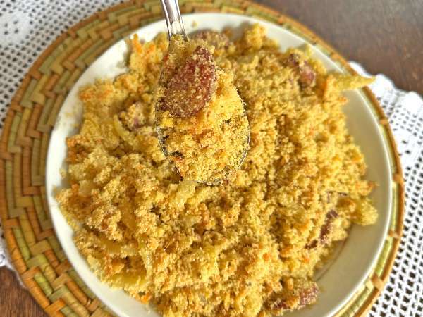 Золотистая пепперони фарофа с яйцом и морковью - Подготовка этап 4