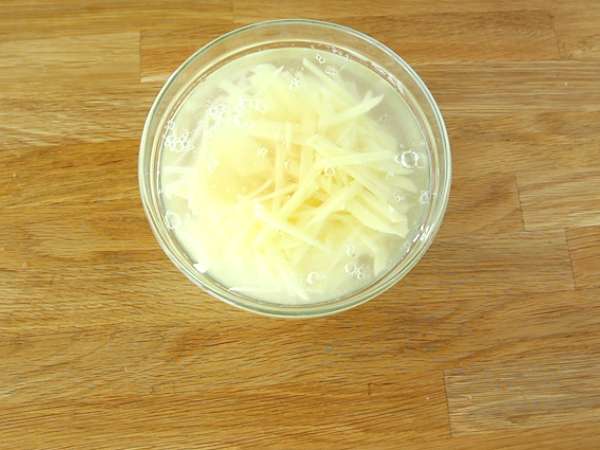 Картофельные чипсы из аэрофритюрницы получаются такими хрустящими, что вы не поверите, что они домашнего приготовления - Подготовка этап 2