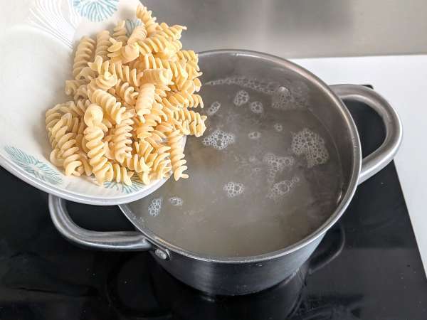 Запеченные в сливках макароны с горошком и ветчиной au gratin - Подготовка этап 7