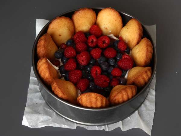 Шарлотка из красных фруктов с мадленками - Подготовка этап 6