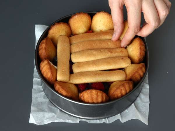 Шарлотка из красных фруктов с мадленками - Подготовка этап 7